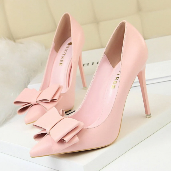 High heel beraksen pita besar
